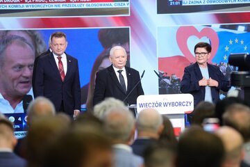 Prezes PiS Jarosław Kaczyński (C), poseł Mariusz Błaszczak (L) i europoseł Beata Szydło (P)