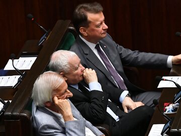 Prezes PiS Jarosław Kaczyński (C), wicemarszałek Sejmu Ryszard Terlecki (dół) i minister obrony narodowej Mariusz Błaszczak