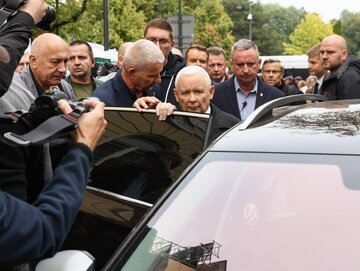 Prezes PiS Jarosław Kaczyński i europoseł PiS Joachim Brudziński (L) po proteście Prawa i Sprawiedliwości przed siedzibą Ministerstwa Sprawiedliwości w Warszawie