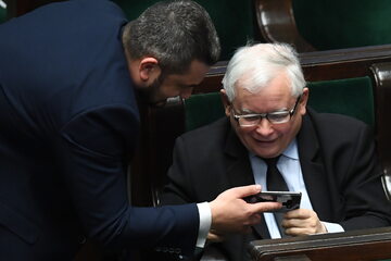 Prezes PiS Jarosław Kaczyński i poseł PiS Krzysztof Sobolewski na sali obrad w Sejmie