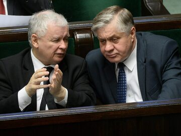 Prezes PiS Jarosław Kaczyński (L) i były minister rolnictwa Krzysztof Jurgiel (P) w Sejmie