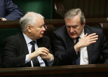 Prezes PiS Jarosław Kaczyński (L) i wicepremier, minister kultury Piotr Gliński (P)