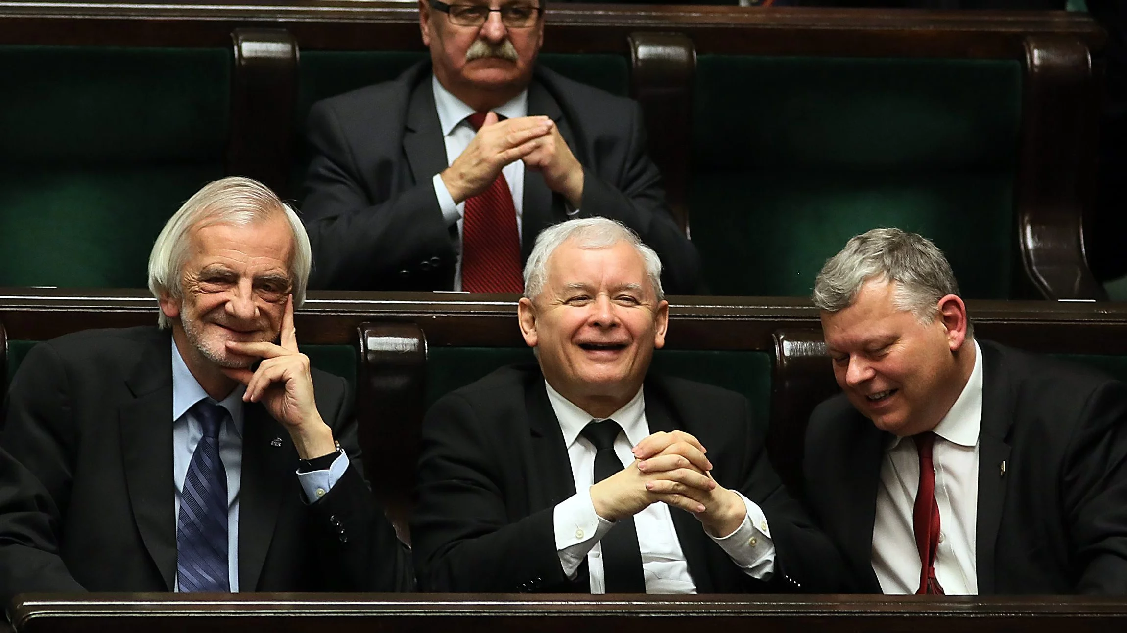 Prezes Prawa i Sprawiedliwości Jarosław Kaczyński (C), poseł Marek Suski (P) oraz wicemarszałek, poseł PiS Ryszard Terlecki w Sejmie