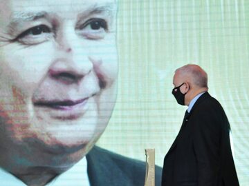Prezes PiS Jarosław Kaczyński odebrał nagrodę Człowieka 30-lecia w imieniu swojego zmarłego brata, prezydenta RP Lecha Kaczyńskiego, podczas gali "Człowiek Roku" tygodnika Wprost