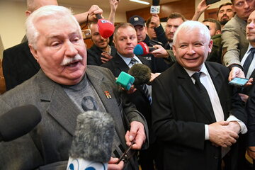 Prezes PiS Jarosław Kaczyński (P) i były prezydent Lech Wałęsa (L) na korytarzu Sądu Okręgowego w Gdańsku.