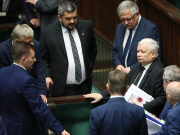 Prezes PiS Jarosław Kaczyński (P) i poseł PiS Krzysztof Sobolewski (L) podczas drugiego dnia posiedzenia Sejmu.