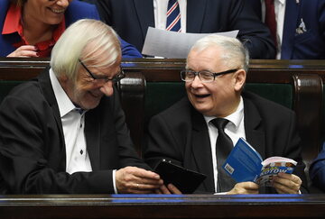 Prezes PiS Jarosław Kaczyński (P) i wicemarszałek Sejmu Ryszard Terlecki (L) na sali sejmowej