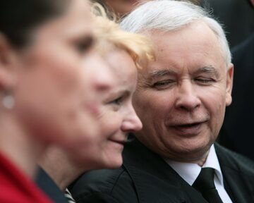 Prezes PiS Jarosław Kaczyński (P) oraz posłanki PiS Jolanta Szczypińska (2L) i Dorota Arciszewska-Mielewczyk