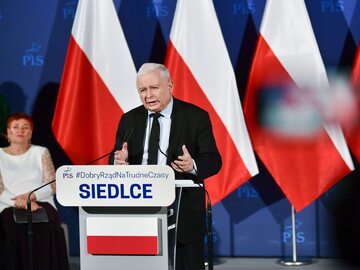 Prezes PiS Jarosław Kaczyński (P) podczas spotkania w Siedlcach.