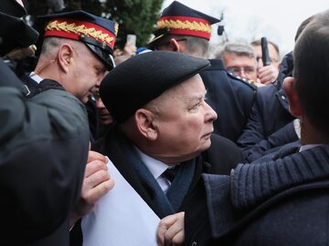 Prezes PiS Jarosław Kaczyński przed Sejmem