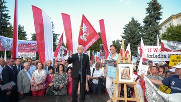 Prezes PiS Jarosław Kaczyński przemawia na demonstracji w obronie ks. Michała Olszewskiego
