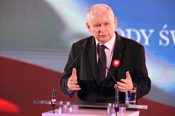 Prezes PiS Jarosław Kaczyński przemawia podczas spotkania patriotycznego w Hotelu Sheraton w Krakowie