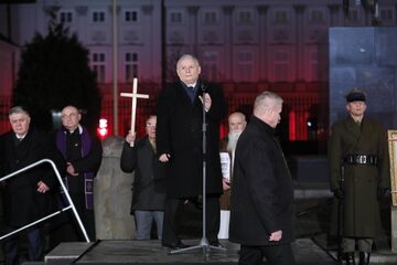 Prezes PiS Jarosław Kaczyński przemawia przed Pałacem Prezydenckim w Warszawie w 95. miesięcznicę katastrofy smoleńskiej.