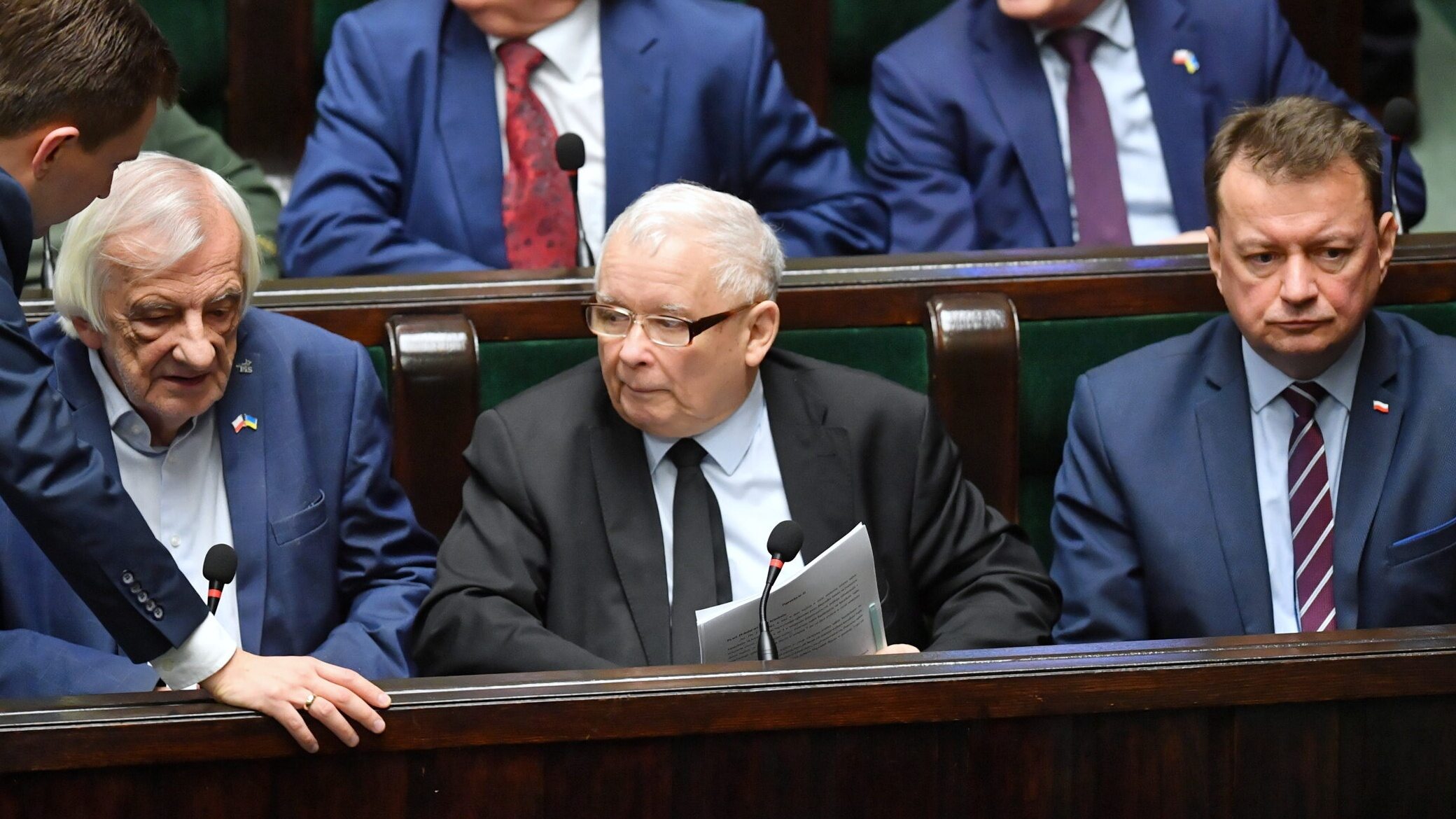 Ο πρόεδρος του PiS Jarosław Kaczyński, ο αντιπρόεδρος του Sejm Ryszard Terlecki και ο υπουργός Εθνικής Άμυνας Mariusz Błaszczak