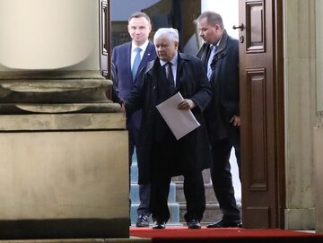 Prezes PiS Jarosław Kaczyński wychodzi z Pałacu Prezydenckiego