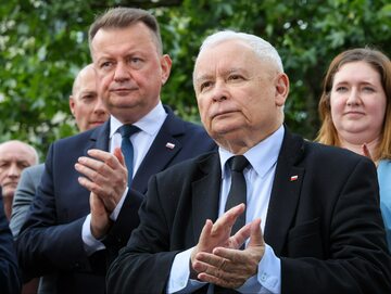Prezes Prawa i Sprawiedliwości Jarosław Kaczyński (C) oraz poseł PiS Mariusz Błaszczak