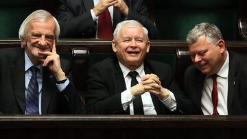 Prezes Prawa i Sprawiedliwości Jarosław Kaczyński (C), poseł Marek Suski (P) oraz wicemarszałek, poseł PiS Ryszard Terlecki w Sejmie