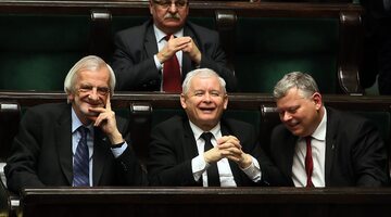 Prezes Prawa i Sprawiedliwości Jarosław Kaczyński (C), poseł Marek Suski (P) oraz wicemarszałek, poseł PiS Ryszard Terlecki w Sejmie