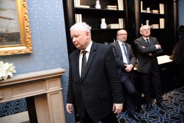 Prezes Prawa i Sprawiedliwości Jarosław Kaczyński. W tle europosłowie Ryszard Legutko (2P) i Zdzisław Krasnodębski