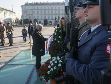Prezes Prawa i Sprawiedliwości Jarosław Kaczyński złożył kwiaty pod pomnikiem Ofiar Tragedii Smoleńskiej