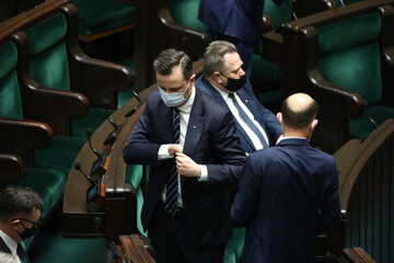 Prezes PSL Władysław Kosiniak-Kamysz (C-L) i poseł PiS Jarosław Zieliński (C-P) podczas posiedzenia Sejmu w Warszawie,