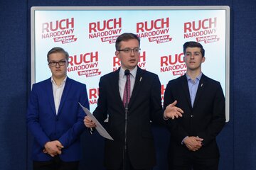 Prezes Ruchu Narodowego Robert Winnicki (C) oraz działacze RN Szymon Wiśniewski (L) i Mateusz Marzoch (P) podczas konferencji prasowej