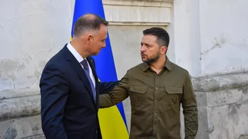 Prezydenci, Polski Andrzej Duda (L) i Ukrainy Wołodymyr Zełenski (P) podczas powitania przed katedrą śś. Apostołów Piotra i Pawła w Łucku