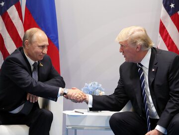 Prezydenci Rosji i USA: Władimir Putin (L) i Donald Trump (P)