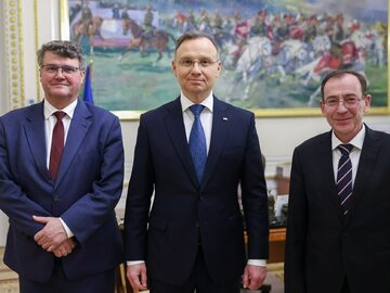 Prezydent Andrzej Duda (C), Mariusz Kamiński (P) i Maciej Wąsik (L)