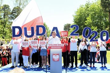 Prezydent Andrzej Duda (C) podczas spotkania z mieszkańcami w Stalowej Woli
