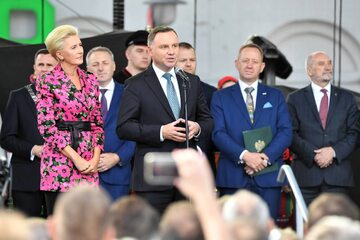 Prezydent Andrzej Duda i pierwsza dama Agata Kornhauser-Duda podczas 42. Święta Kwiatów, Owoców i Warzyw w Skierniewicach.