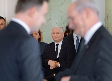 Prezydent Andrzej Duda i szef MON Antoni Macierewicz. W tle prezes PiS Jarosław Kaczyński