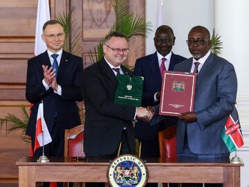 Prezydent Andrzej Duda i wiceszef MSZ Andrzej Szejna podczas wizyty w Kenii