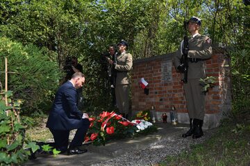Prezydent Andrzej Duda (L) składa kwiaty przy tablicy upamiętniającej 70 Polaków zamordowanych na warszawskiej Woli, 1 bm. W Warszawie trwają obchody 74. rocznicy wybuchu powstania warszawskiego.