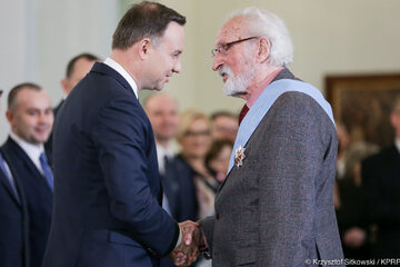 Prezydent Andrzej Duda odznacza Orderem Orła Białego aktora Franciszka Pieczkę