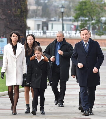 Prezydent Andrzej Duda oraz Marta Kaczyńska z córkami, na Wawelu, w drodze na grób pary prezydenckiej Lecha i Marii Kaczyńskich.