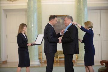 Prezydent Andrzej Duda oraz prof. Jerzy Gryglewski podczas uroczystości w Pałacu Prezydenckim