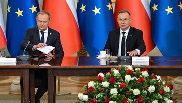 Prezydent Andrzej Duda (P) i premier Donald Tusk (L) na posiedzeniu Rady Gabinetowej