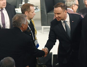 Prezydent Andrzej Duda (P) oraz były prezydent RP Aleksander Kwaśniewski (L
