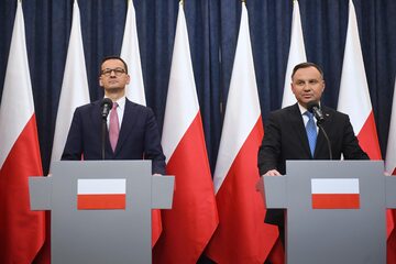 Prezydent Andrzej Duda (P) oraz premier Mateusz Morawiecki