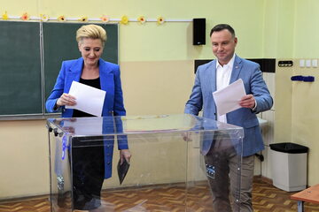 Prezydent Andrzej Duda (P) z małżonką Agatą Kornhauser-Dudą (L) głosują w lokalu wyborczym w Zespole Szkół nr 5 w Krakowie.