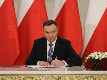 Prezydent Andrzej Duda podczas podpisywania ustaw
