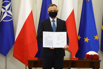 Prezydent Andrzej Duda podczas uroczystości ratyfikacji decyzji Rady Europejskiej w Pałacu Prezydenckim