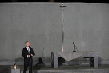 Prezydent Andrzej Duda podczas uroczystości złożenia kwiatów na Polskim Cmentarzu Wojennym w Bykowni pod Kijowem