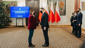 Prezydent Andrzej Duda podczas wręczenia nominacji do Rady Dialogu Społecznego