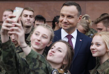 Prezydent Andrzej Duda pozuje do zdjęć z uczniami Zespołu Szkół Ogólnokształcących nr 4 w Rudzie Śląskiej,