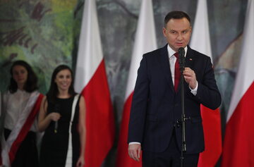 Prezydent Andrzej Duda przemawia podczas spotkania z miszkańcami Krapkowic w Hali Widowiskowo-Sportowej