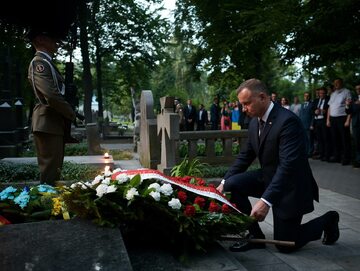 Prezydent Andrzej Duda składa wieniec pod Pomnikiem Żołnierzy Ukraińskiej Republiki Ludowej
