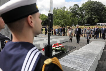Prezydent Andrzej Duda składa wieniec przed pomnikiem Rzezi Wołyńskiej