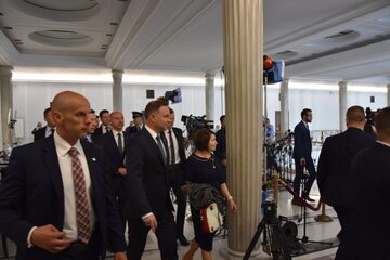 Prezydent Andrzej Duda w Sejmie, podczas spotkania z protestującymi rodzicami dzieci niepełnosprawnych